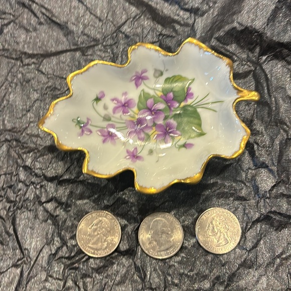 Vintage Limoges trinket dish “chamart” pattern - violets with gold trim - Picture 3 of 4